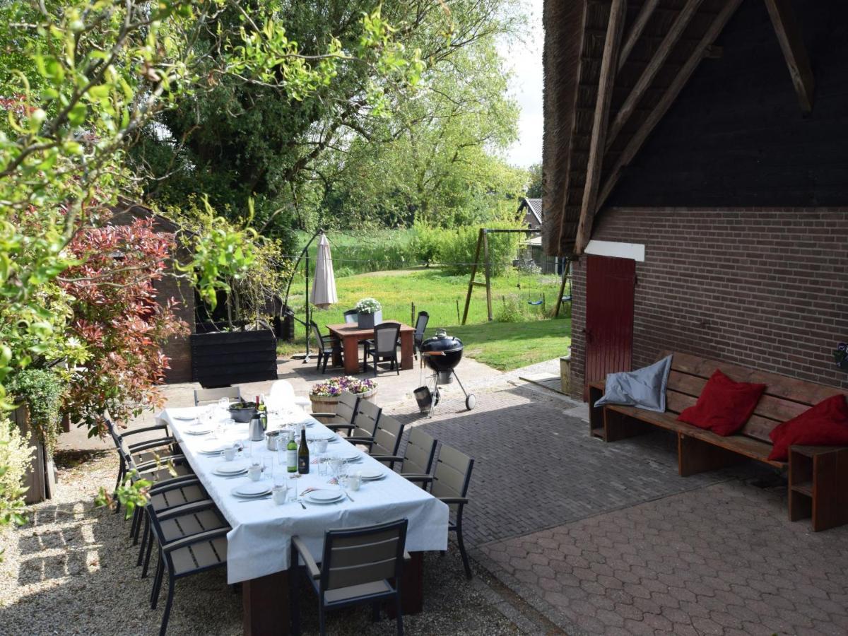 Quaint Farmhouse Near River In Oosterwijk Леердам Екстериор снимка