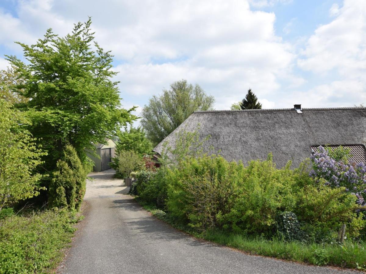 Quaint Farmhouse Near River In Oosterwijk Леердам Екстериор снимка