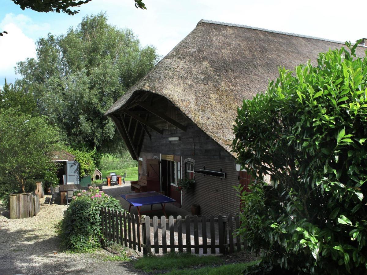 Quaint Farmhouse Near River In Oosterwijk Леердам Екстериор снимка