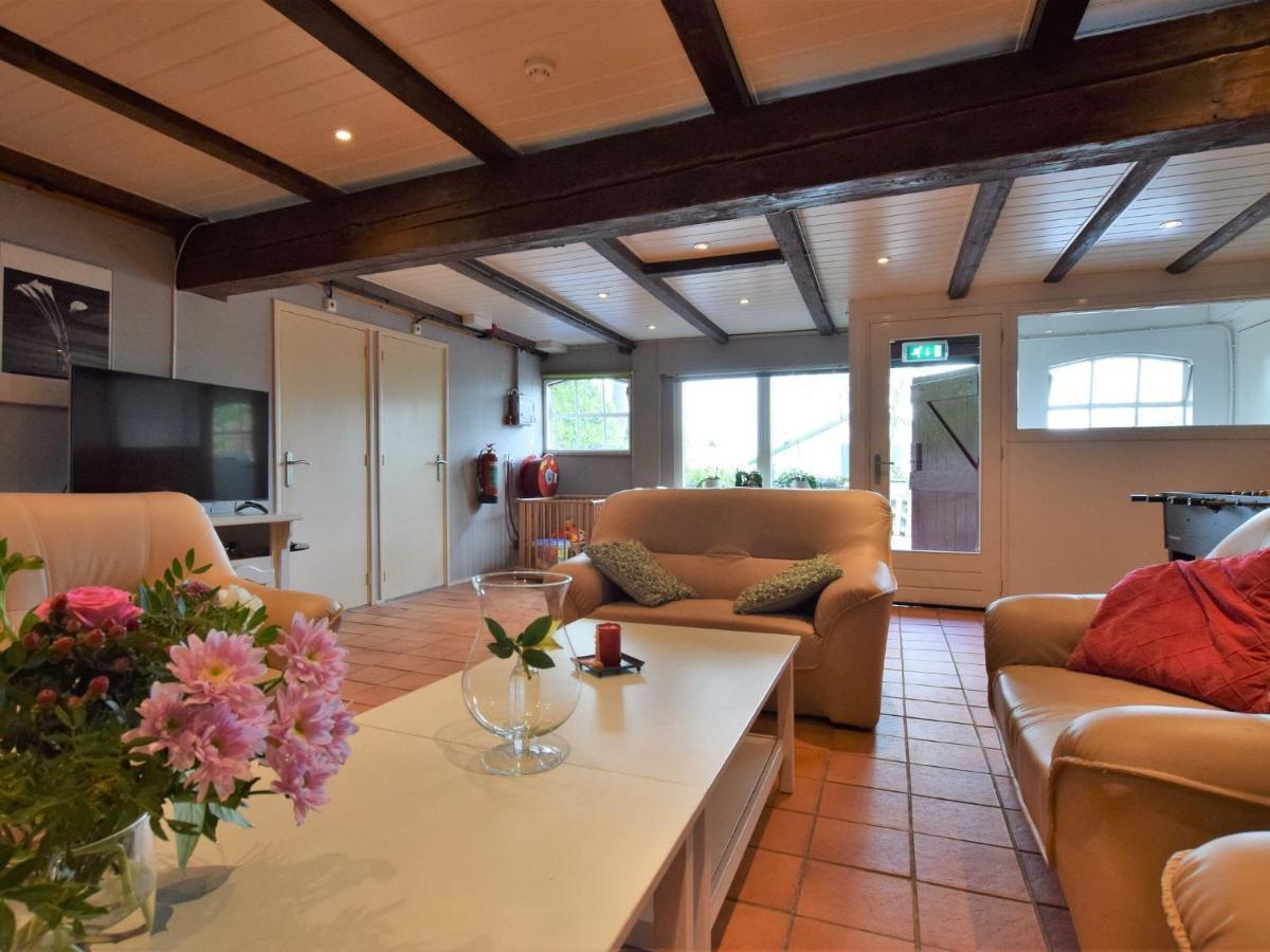 Quaint Farmhouse Near River In Oosterwijk Леердам Екстериор снимка